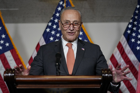 '대중국 견제법' 관련 기자회견 하는 미 상원 민주당 원내대표        (워싱턴 AP=연합뉴스) 미국 상원 척 슈머 민주당 원내대표가 8일(현지시간) 워싱턴DC 연방 의사당에서 '대중국 견제법' 관련 기자회견을 하고 있다. 미 상원은 이날 반도체 등 중국과 경쟁이 치열한 중점산업에 2천500억 달러(약 280조 원)를 지원하는 법안을 찬성 68, 반대 32의 압도적 표 차로 처리했다.      sungok@yna.co.kr  (끝)